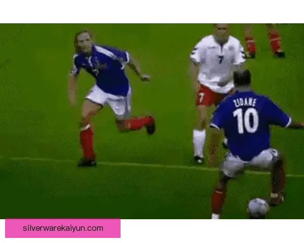 克鲁伊夫经典瞬间回顾，展现其无与伦比的足球艺术与影响力